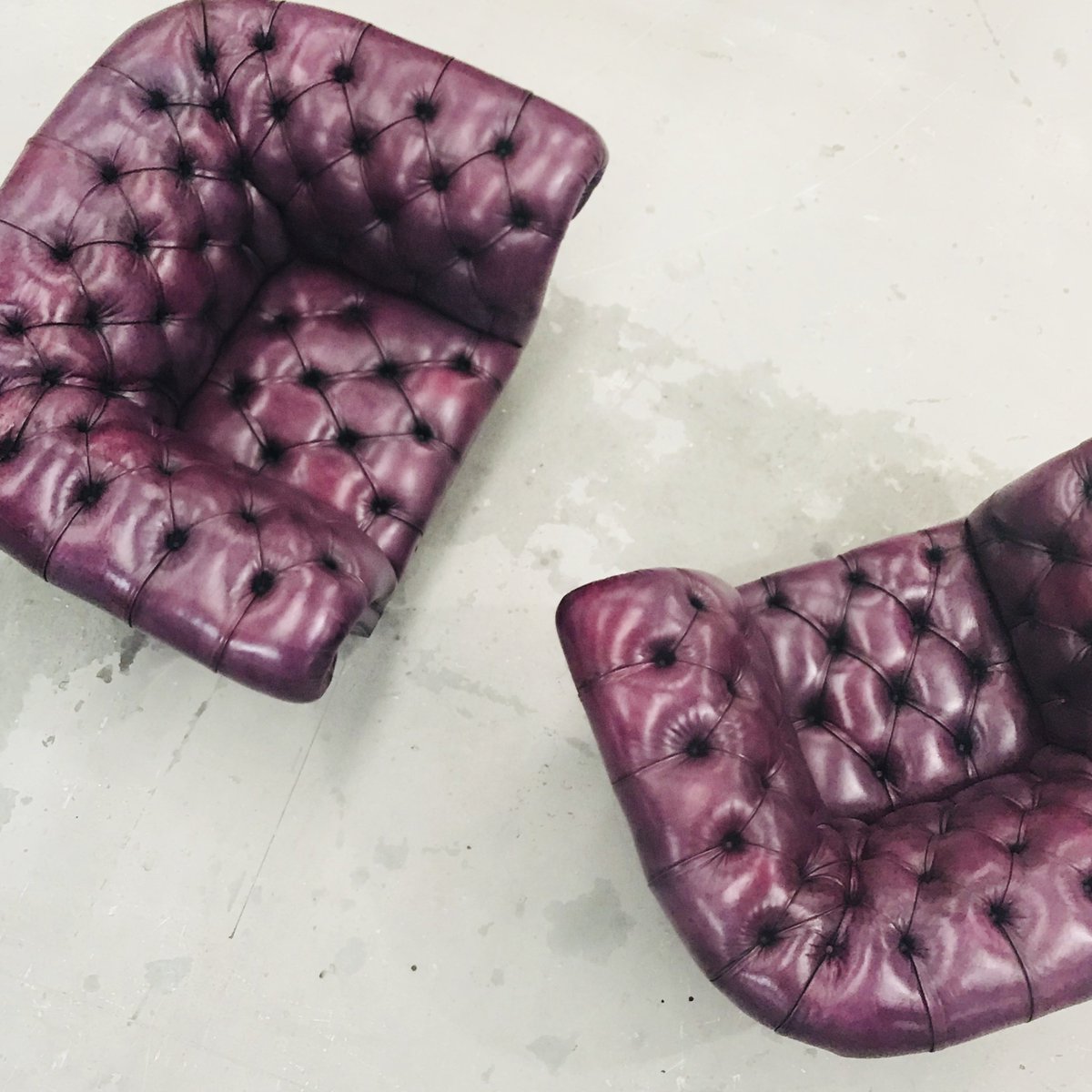 fleminghowland's tweet photo. Some colours just work when mixed with traditional techniques. Deep plum tones and rich patination specified by the client. #chesterfieldsofas #fleminghowland #leatherchairs https://t.co/6v0BtdHbLC