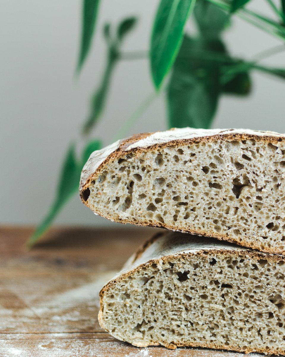 Nico_Recetasveg's tweet photo. Aquí os dejo el resultado del pan con masa madre que he preparado esta mañana , viva el pan del bueno!! 😋#masamadre #pan #sourdough #panreal https://t.co/rWdLjAkoKf