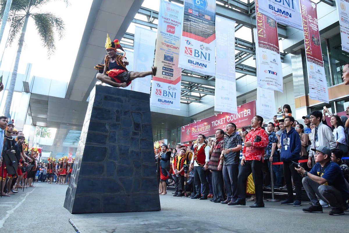 theINACRAFT's tweet photo. Masih dalam pagelaran seni & budaya Sumatera Utara. Lompat Batu sebagai salah satu kebudayaan ikonik dari daerah Kepulauan Nias.
#INACRAFT2018 #INACRAFT20th #LoftinessOfNorthSumatera https://t.co/we4KZEAw37