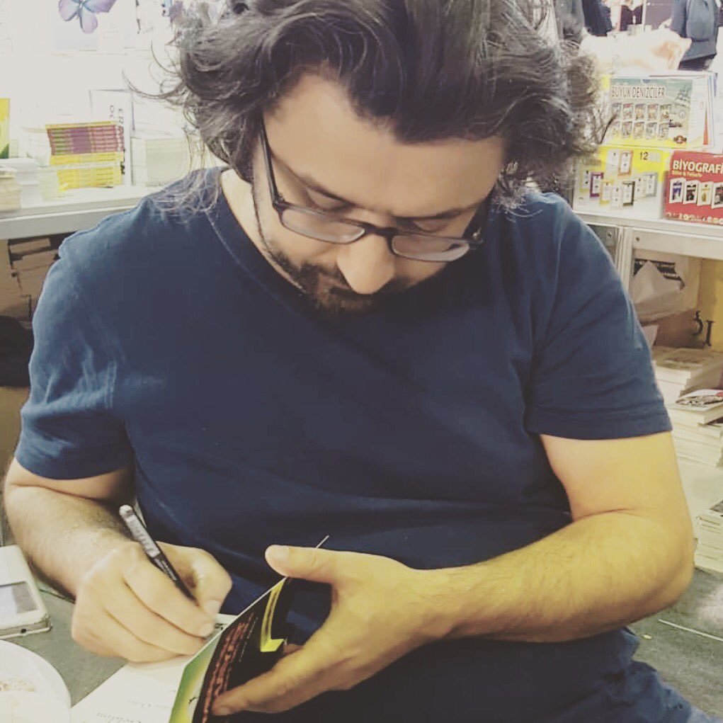 AdemOzbay's tweet image. Hep derim:
Kitaba atılan her imza, yüreğe bırakılmış bir güldür zannımca.
Ve kütüphane gökyüzüne uçurulmuş bir kuş...
Kitaplarımız kitaplığınıza emanet, kelimelerimiz yüreğinize...
#AdemÖzbay
#malatyakitapfuarı 
#yazar #imza