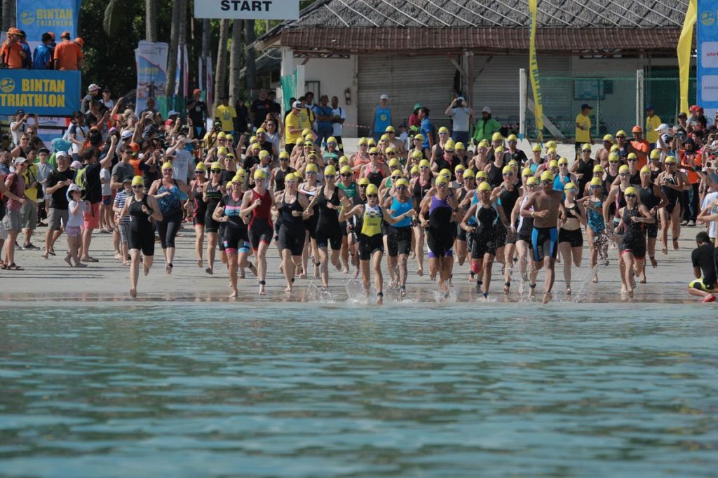 festivalwisata's tweet photo. Tidak tanggung-tanggung, Bintan Triathlon kali ini memasang target 1.400 atlet yang berasal dari 30 negara untuk menjadi peserta. Wow banget, kan!
#RoadToBintanTriathlon https://t.co/obTSX3j9Ey