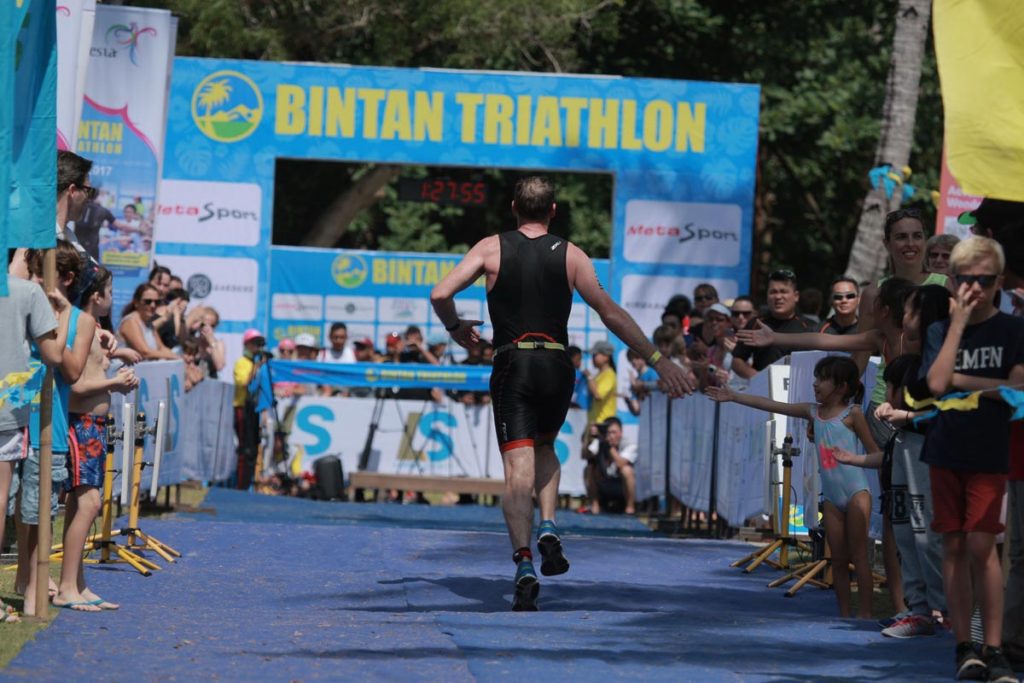 festivalwisata's tweet photo. Peserta Bintan Triathlon 2018 akan berlomba dalam tiga cabang olahraga secara berturut-turut, yaitu berenang, bersepeda, dan berlari. #RoadToBintanTriathlon https://t.co/3BEkWT4QjR