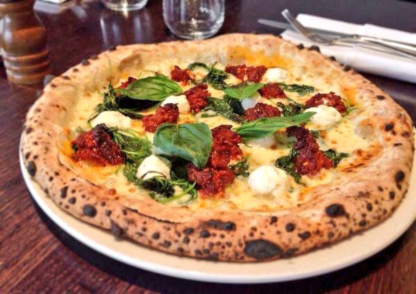 calabriaonline's tweet image. Chi ha detto che la #pizza va mangiata di sera? Eccone una squisita con #nduja di #Spilinga e #mozzarella fresca prodotta con il latte di #MontePoro. #BuonaDomenica #29Aprile ☀️
#Calabria #CoseBuone #Gusto