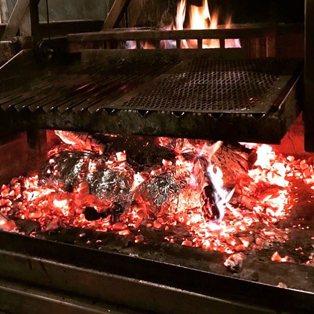 So it’s sunny but a little chilly outside.
Why not use our BBQ 🔥to enjoy that steak?
Steaks only become amazing when cooked over raw flame 🍖🔥=☑️🙌🙌🙌🙌🙌 #grill #woodfired #charcoal #fire #bbq #woodfiredgrill #healthy #eathealthy #eatdifferent #fedbyfox #foxhb #halebarns