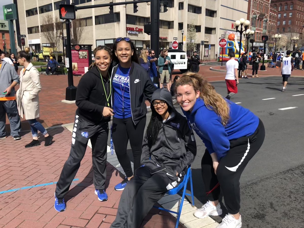 CCSU_WBB's tweet photo. Thanks for having us! #HoopsForHomeless @NewBritHerald @NBCConnecticut @NewBritainDD https://t.co/Mb2YlyIQC3