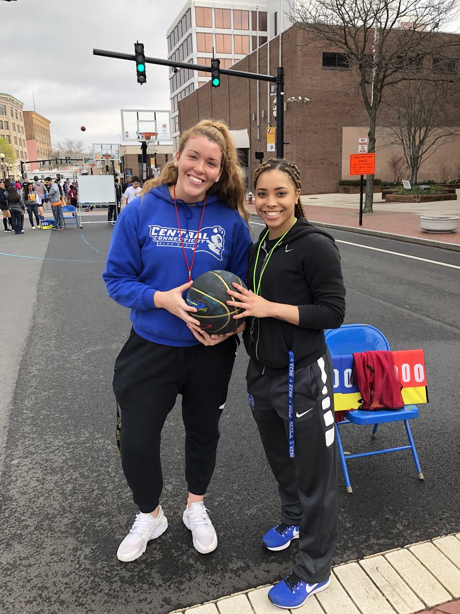 CCSU_WBB's tweet photo. Thanks for having us! #HoopsForHomeless @NewBritHerald @NBCConnecticut @NewBritainDD https://t.co/Mb2YlyIQC3