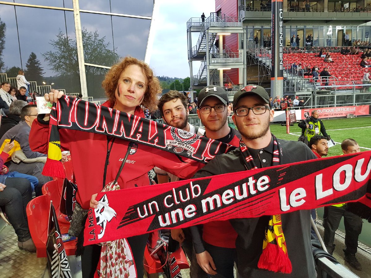 LaMeuteDuLOU's tweet photo. Malgré la défaite, une belle soirée, ponctuée de belles rencontres.
Merci aux supporters d' @OyonnaxRugby pour l'accueil et la grosse ambiance!
On espère vraiment vous revoir la saison prochaine!
Pour @LeLOURugby la lutte continue!
#TeamLOU 🔴🐺⚫
#ObjectifTop6
#USOLOU https://t.co/WA4QuMEEc2