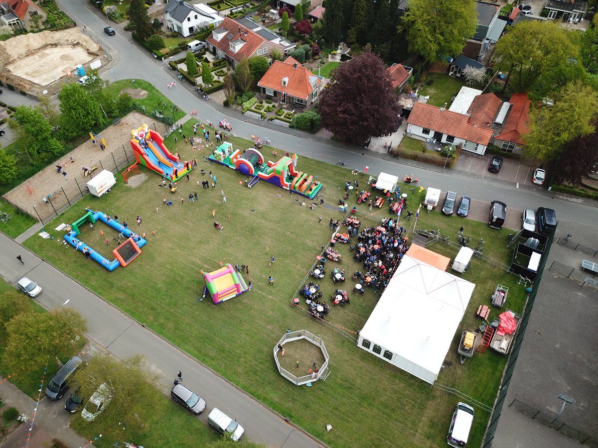 NLDvanBoven's tweet photo. Koningsdag 't Harde @OranjevertHarde #tharde #koningsdag #kingsday #27april #luchtfoto #gemeente #elburg #singel #springkussen #voetbalveld #wolk #veluwe #dorp #bier #mooinederland #bos #drone #feesttent #airialphotography #djimavic #dronestagram #mavicpro #nlvanboven https://t.co/YrhfpcA3qz