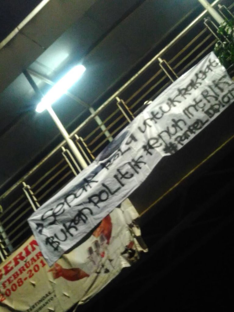 sebagian banner protes yg ada di JPO di Jakarta #WajibGBK