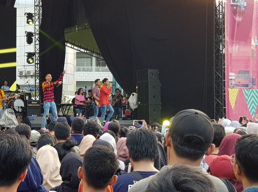 samsungID's tweet photo. Makin lama makin hype, kali ini saatnya RAN yang menghidupkan suasana di sore hari ini! Dengan asiknya RAN ngajak penonton nyanyi bareng-bareng! Ayo nyanyi barengan🎤🎶 #SamsungxMarkas2018 #CaptureLikeAPro https://t.co/5tHpt9DGgd