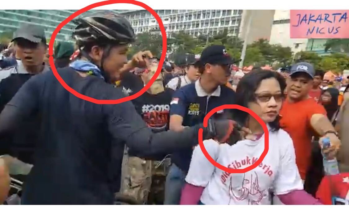 muannas_alaidid's tweet photo. Pelecehan, Ibarat saweran dia sodorkan uang 100-ribuan. ada yg kenal manusia kardus ini ?, kita kejar mereka. hrs tuntas soal ini. @CyberIndonesia_ @DivHumas_Polri https://t.co/hb7P9bDW7s