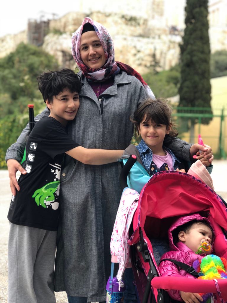 BOLDmedya's tweet photo. Türkiyeli mülteci Esra Uludağ, Atina'da dün gece geçirdiği kalp krizi sonucu hayatını kaybetti. Esra Uludağ'ın 3-7-10 yaşlarında üç çocuğu olduğu, eşinin Almanya'da mülteci statüsü aldığı ve aile birleştirme işlemlerini bekledikleri öğrenildi. https://t.co/hDWebgClcQ