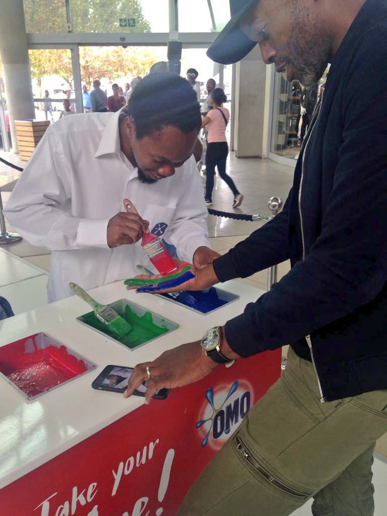 OMOSouthAfrica's tweet photo. Are you ready to take the #WashLessLiveMore pledge? @ThapeloMokoena is getting ready to take the pledge. Come join us and have fun with us at the OMO Gallery of Stains in Maponya Mall. https://t.co/ZkiYti11g9