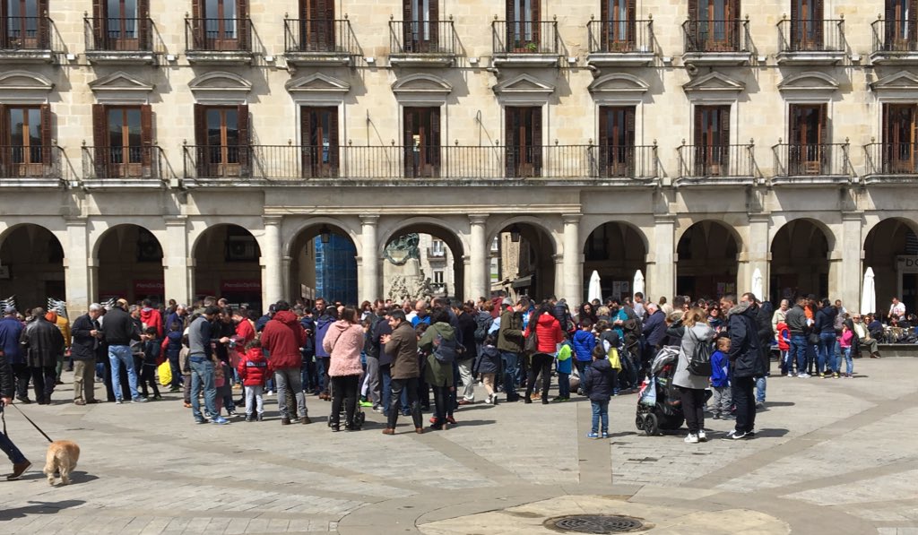 Incluso en pleno puente sigue la tradición de cambiar cromos cada domingo en #VitoriaGasteiz ow.ly/ykRb30jJzcg