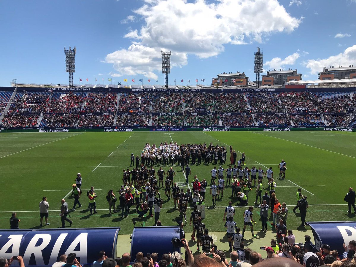 Dip_Va's tweet photo. Ptes.@JesusJCarnero,@VRAC,@Chami_Rugby,@Mercadona,@QEntrepinares en la #FinalCopaDelReyRugby2018 #UnaFinalDeTodos ¡Hoy gana el #deporte de la provincia de #Valladolid! @deportesdipu @alimentosVALL @turvalladolid https://t.co/XmogrW8kfo