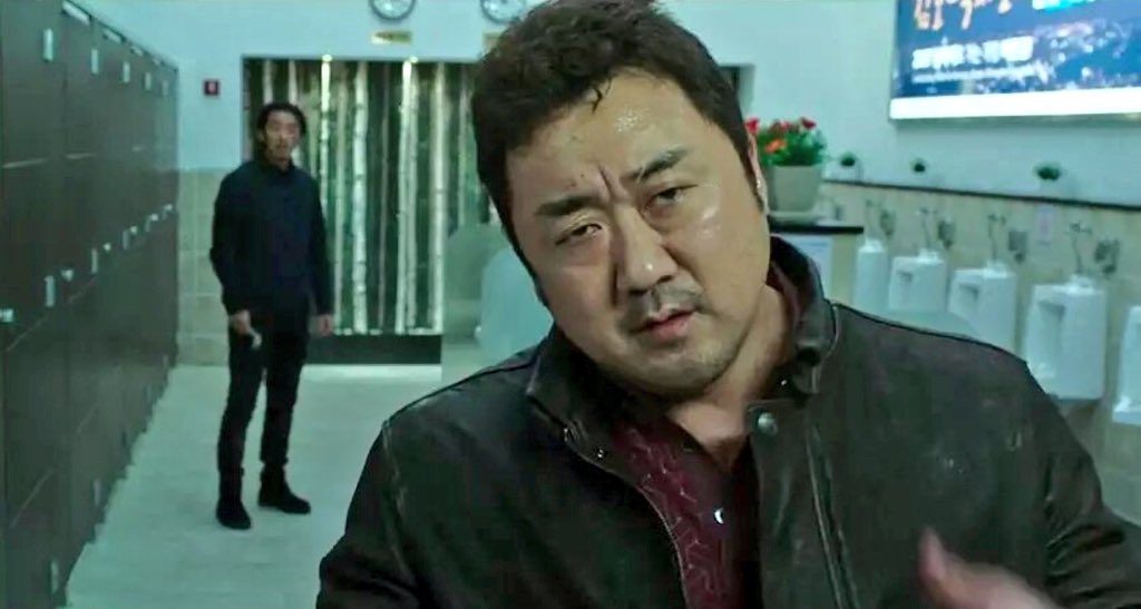 cinechub_loaf's tweet photo. 「犯罪都市」はマ・ドンソク兄貴がぶっとい腕で悪党共をぶっ飛ばす痛快バイオレンスアクション。殺人ビンタを唸らせる剛腕に惚れ惚れ&amp;義理人情の厚さ（笑顔が可愛い♡）にホッコリ&amp;クライマックスの壮絶トイレバトルに手に汗握る！これぞ兄貴の代表作と呼べる超面白大傑作！！
https://t.co/2mbODnXyC4 https://t.co/XbVWIzWVyW