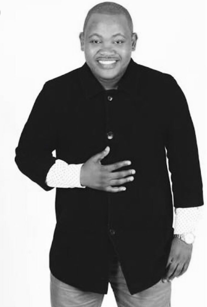 ukhozi_fm's tweet photo. Izinhliziyo zethu zidabukile ngokulahleka kweTalente ngesihluku esingaka. Siwumsakazo sizwelana nabangani, umndeni nabalandeli. Isizwe sonke sizohlale njalo sinikhumbulela iqhaza elihle enilibambile ukushintsha izimpilo zabantu baseMzansi. #RIPAkhumzi #RIPSiyasanga #RIPThobani https://t.co/ldkeqwmMrU