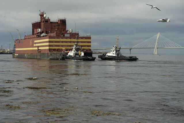 史上最强充电宝。俄罗斯首座浮动核电站“罗蒙诺索夫院士"号当地时间4月18日正被拖船拖走随后该浮动城堡将被拖到俄罗斯东部港口佩韦克，并将于2019年开始为各种用途发电。