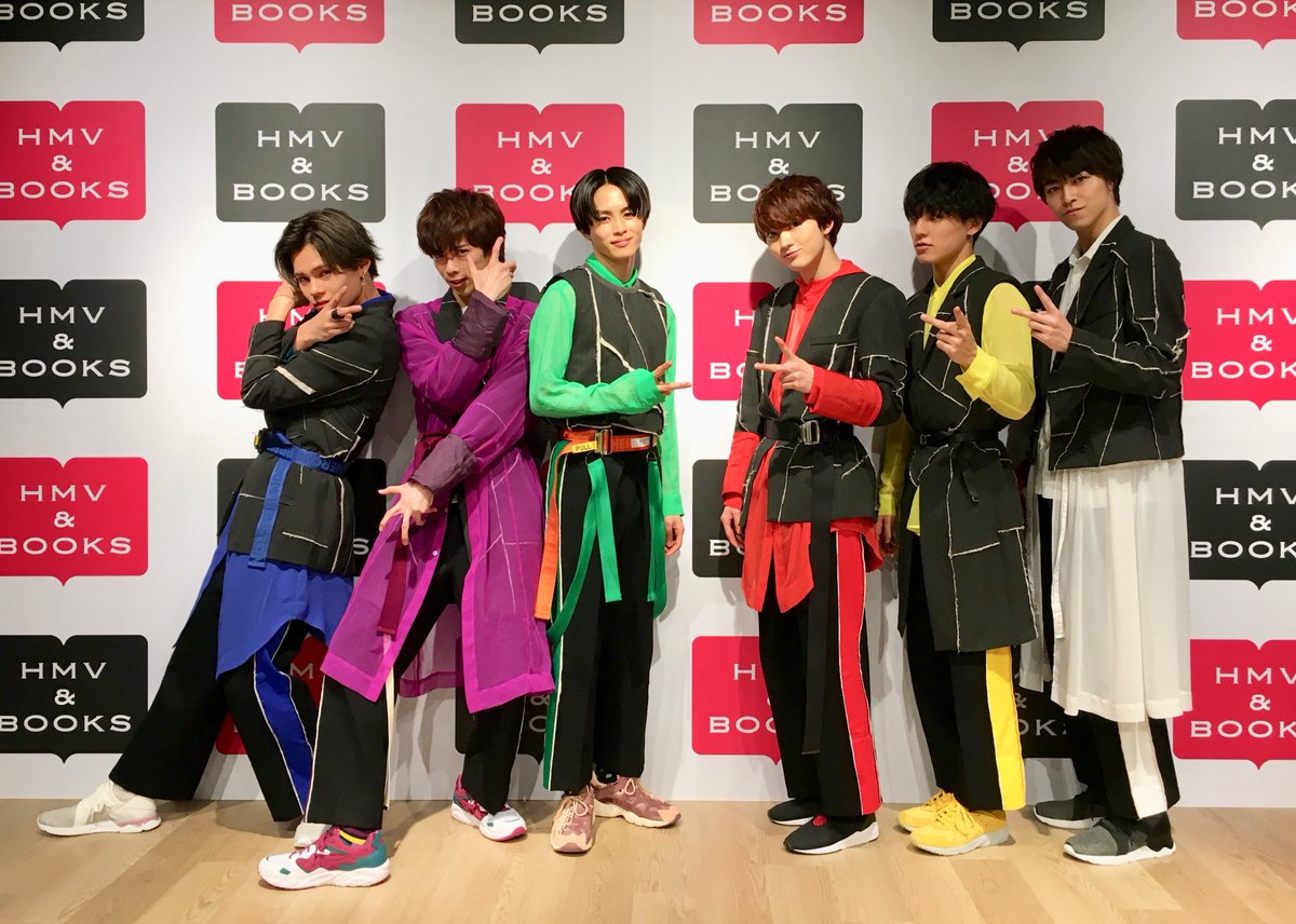 hmvbookssinsaib's tweet photo. 【#超特急】本日はHMV&amp;BOOKS SHINSAIBASHIオープン記念トークイベントにご参加ありがとうございました！大盛況で終了いたしました！そしてなんと！メンバーの皆様にいただいたサイン入りトートバッグをフォロー&amp;RTで1名様にプレゼント！5/15締切、店舗引取限定！発表はDMにて！是非ご応募下さいませ♬ https://t.co/7iTaN5s37a