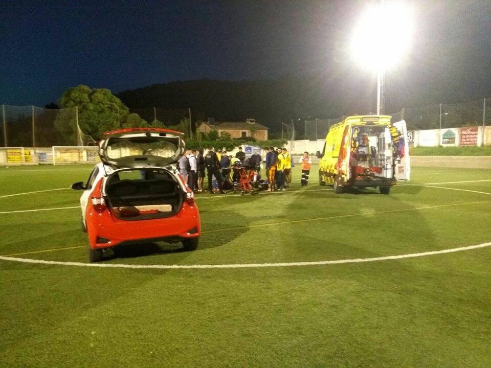 cf_portsoller's tweet photo. Ahir al final del partit un jugador de l’Independent Camp Redo va patir un ensurt. Desde el club li desitjam una pronta recuperació i que prest el tornem a voure disfrutant de jugar a futbol. Molts d'ànims i força https://t.co/ytrO1ikfRf