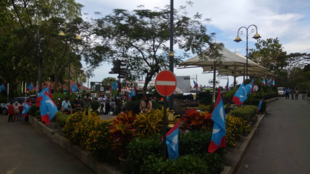 BroPB's tweet photo. #GE14 @cmlimguaneng @afifbahardin sampai puncak bukit bendera depa pacak bendera! Berkempen dengan hantu ke? @DrNovandri @Huan2U @tunfaisal @cprao74 @1rmfs @khairulryezal @MalayanF @ibdil @Khairykj #JomBN #KekalNajib #teamsemut https://t.co/qS2QkAKLJ1