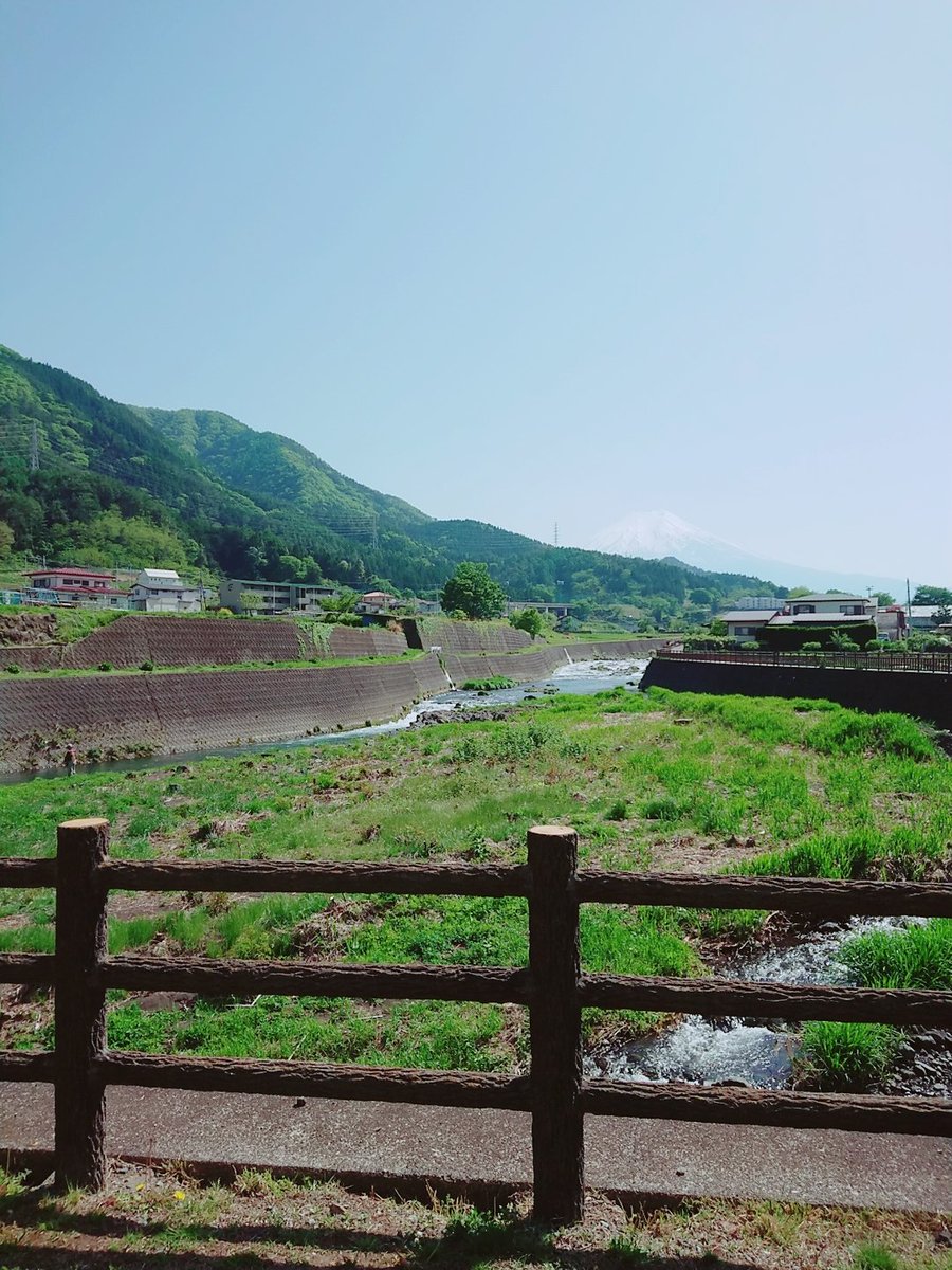 Disney_vb_4's tweet photo. うっすいけど、やっぱ地元帰って来て富士山見るとあぁーってなるもんなんだなって感じました。 https://t.co/1tA1mSnuJj