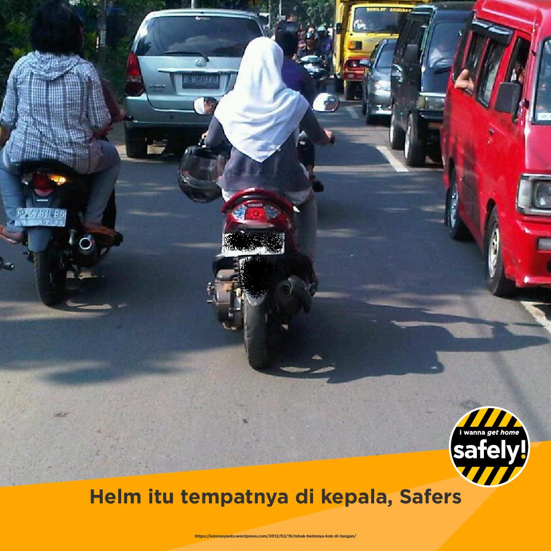 Helm itu dipake, Safers. bukan buat digantung di motor, atau malah cuma buat menutupi siku dan tangan. Yang dilindungi kan kepala. Betul? :D