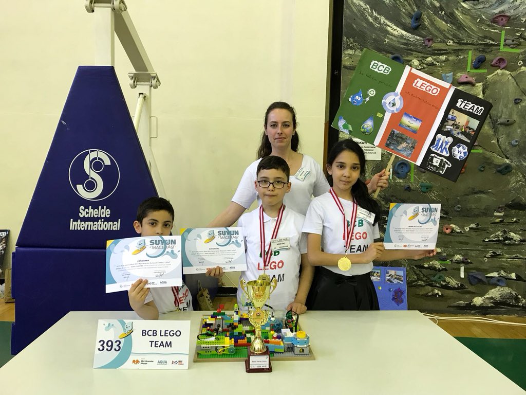 Beykent Doğa İlkokulu ödüle doymuyor BCB Lego Team Bomba Fikirler Ödülünü alarak geri dönüyor öğretmenimiz Hatice Ocak ‘ı ve öğrencilerimizi tebrik ediyoruz👏 #robotik  #robotikkodlama <a href="/NihandeAtasever/">Nihande Atasever</a> <a href="/BardakciBatuhan/">Batuhan Bardakci</a> <a href="/AliRizaLule/">Ali Rıza Lüle</a> <a href="/OymanMahmut/">Mahmut Oyman</a> <a href="/RaufAkan/">Rauf Akan</a>