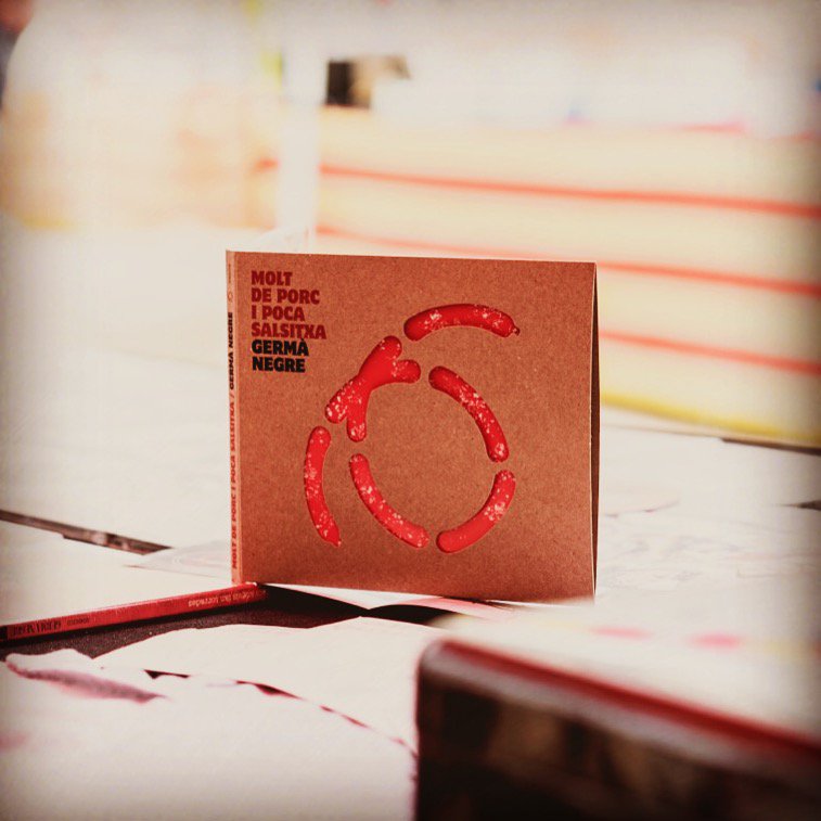 Ja podeu trobar “MOLT DE PORC I POCA SALSITXA” a les botigues: FNAC, El Corte Ingles, Bon Preu, botigues de discs habituals, i tambe les petites Surco i Ultra-Local Records de Barcelona. 
Si el voleu comprar per internet us l’enviem a casa al link 👉goo.gl/XApKB3👈.