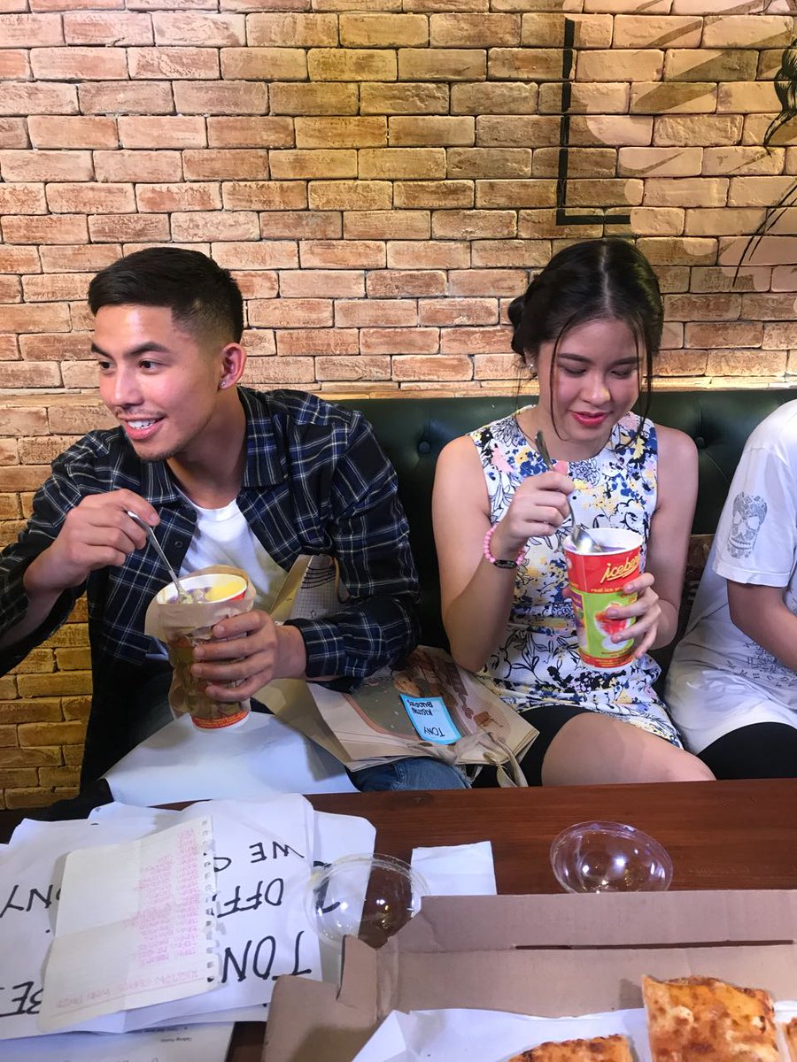 Shainu14's tweet photo. Tonyo tabi mo kaya regalo haha @tonythezharky @delavinkisses 
#KissTonHawaiiPlease https://t.co/K7YAWakVFz