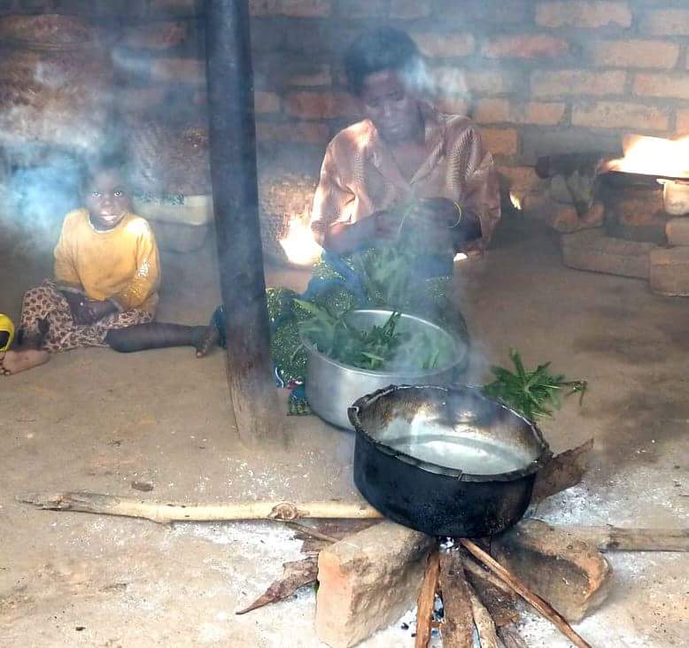EndavantHaiti's tweet photo. El fum que respiren a casa les famílies quan cuinen, és l'equivalent a 2 paquets de cigarretes diàris. Amb una cuina millorada aconseguirem reduir-lo més d'un 90%!
Ajuda'ns a arribar al màxim de famílies!💪
Donacions: https://t.co/kMyqPAMYVu
#CuinesMillorades #endavanthaiti https://t.co/HHcuqTEOKk