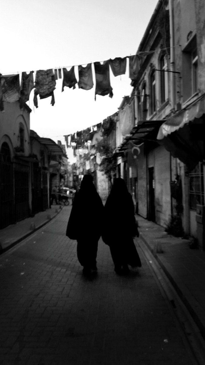 Çünkü biz mavi düşünüp siyah yaşıyoruz...