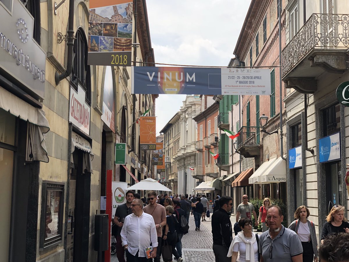 paroledivino's tweet photo. Cartoline da @VINUMALBA  una splendida festa dove il vino è protagonista #vinumalba @SpinelliManuela @filipebatsilv @GoldenRaffa https://t.co/I7cjB9spO0