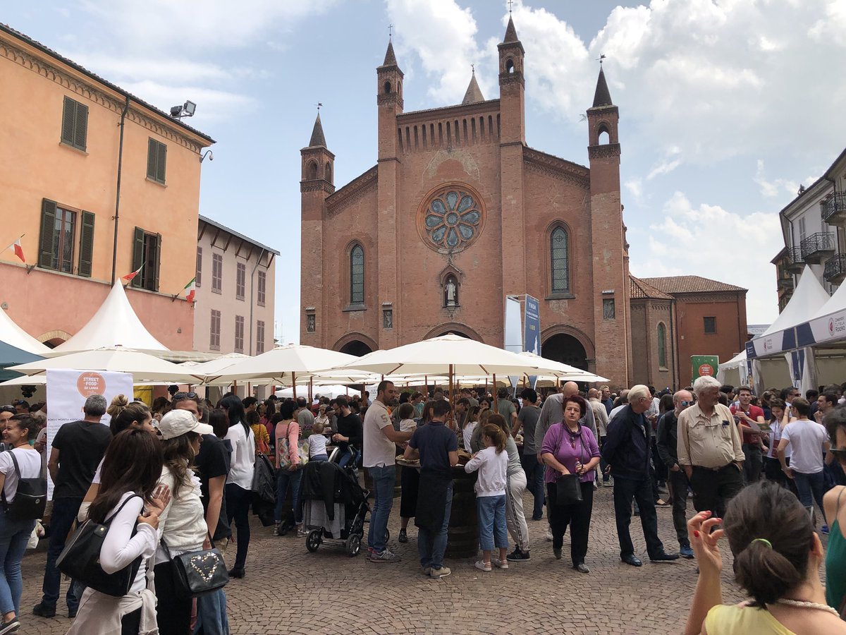 paroledivino's tweet photo. Cartoline da @VINUMALBA  una splendida festa dove il vino è protagonista #vinumalba @SpinelliManuela @filipebatsilv @GoldenRaffa https://t.co/I7cjB9spO0