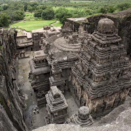  #GreatestIndianHeritageTemples  #ReclaimTemples  #Thread  @ReclaimTemples 1)  #KailasaTempleEllora Date of construction is unknown but inscriptions on d wall can be traced to 8th Century-located in caves of Ellora(Maharashtra)-D temple is a MEGALITH carved out of A SINGLE ROCK..