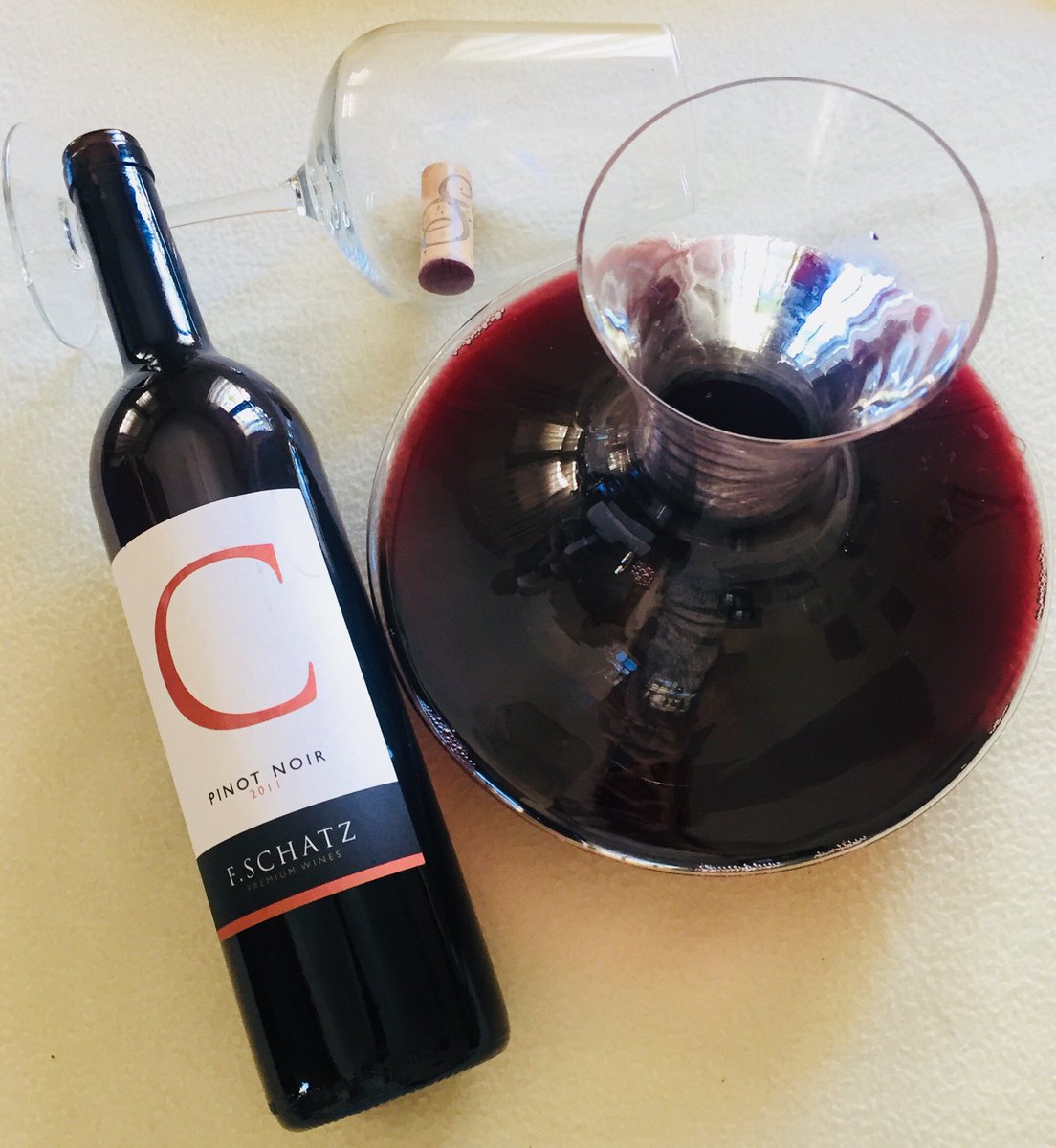 Feliz domingo ! Hermoso día en <a href="/PedregadeModa/">Pedregalejo</a> que bien maridan los vinos de mi amigo @BodegaSchatz #pinotnoir de <a href="/RondaWines/">Vinos de Ronda</a>