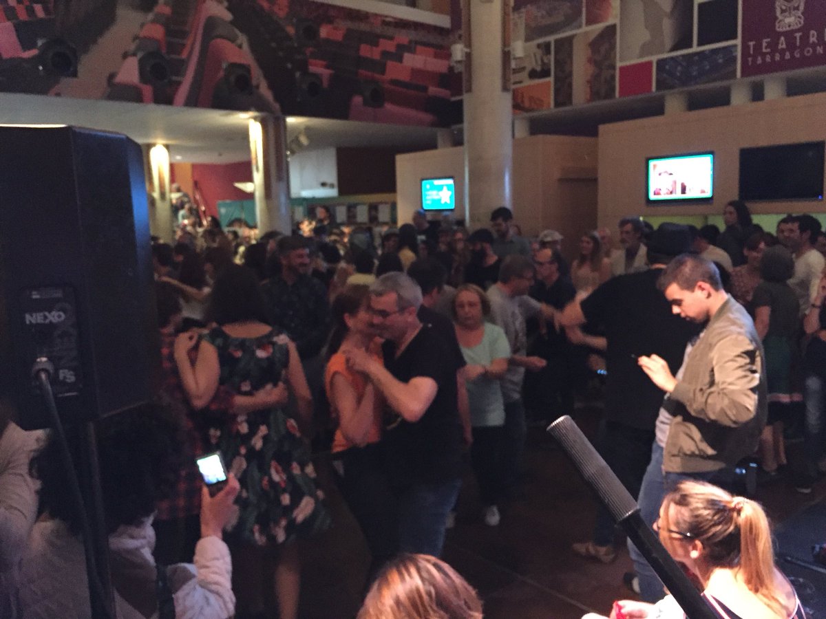 🎺 Arrenca la batalla de bandes al vestíbul del #TeatreTGN amb Sugar Push Street Band i <a href="/The_Dizzy_Birds/">Dizzy Birds</a>! Tampoc hi falten els ballarins de <a href="/tgnswing/">TGNswing</a>! #DixieTGN