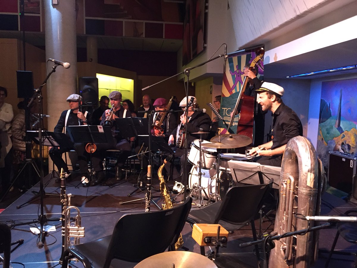 TGNcultura's tweet photo. 🎺 Arrenca la batalla de bandes al vestíbul del #TeatreTGN amb Sugar Push Street Band i @The_Dizzy_Birds! Tampoc hi falten els ballarins de @tgnswing! #DixieTGN https://t.co/IxDlO8Xamm