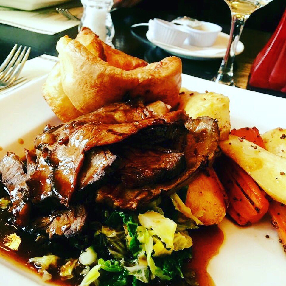 BoatmanWindsor's tweet photo. It’s that time of the week! #sundayroast #roasties @theroastsociety #parsnips #roastpotatoes #gravy #sundaylunch #publife #pubs #foodies #restaurant #yummy #windsor #riverside #windsorsonlypubontheriver #RoyalWedding @visitwindsor for the best #sundaylunch https://t.co/YtdBWWfgLX