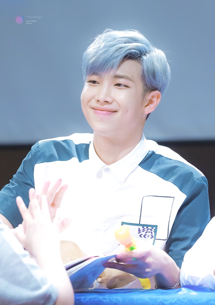RM_PSTGA's tweet photo. #3YearsOfHYYH 
ㅤ
150517
하늘은 우릴 향해 열려있어
그리고 내 곁에는 네가 있어
환한 미소와 함께 서 있는
그래 너는 푸른 바다야! 
ㅤ
#김남준 #RM @BTS_twt 
#PremiosMTVMiaw #MTVLAKPOPBTS #MTVBRKPOPBTS https://t.co/DszTco7XQ5