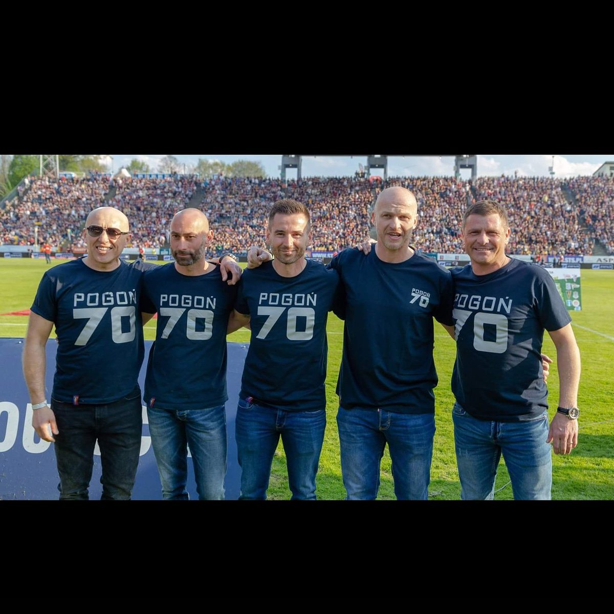 22bugi's tweet photo. A przed meczem, kilku "młodych chłopców" wykopało piłki z podpisami piłkarzy w trybuny ⚽️💪
#POGSAN 
#70urodziny 
#PORTOWCYSTARS https://t.co/5TxBBXIIOr