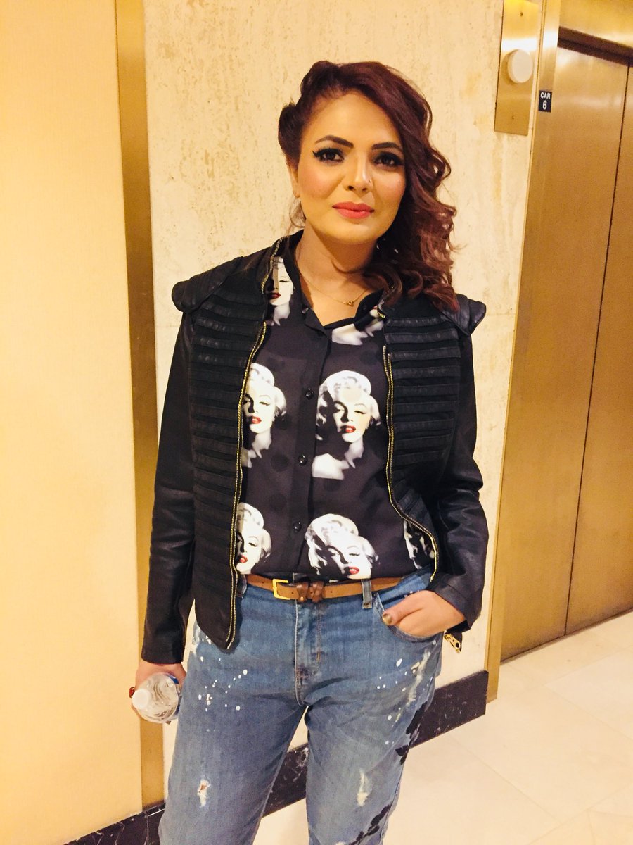mehak_official's tweet photo. USA, I'm ready.

#Mehak #MehakAliLive #backstage #beforeperformance #usa #chicago #APPNA #gig #live #traveldiaries #usatour2018 https://t.co/vE1LrgdJVG