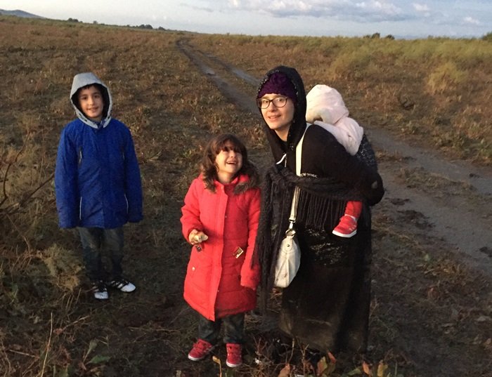 AlperUyanik's tweet photo. Esma Uludağ, #réfugiée en #Grèce avec ses 3 enfants pour fuir la répression #erdoganiste, s'est éteinte cette nuit des suites d'un infarctus. Elle attendait un regroupement familial de l'#Allemagne où son mari s'était #réfugié auparavant. Le sort des enfants est à ce jour méconnu https://t.co/dlF4Cg3xGf