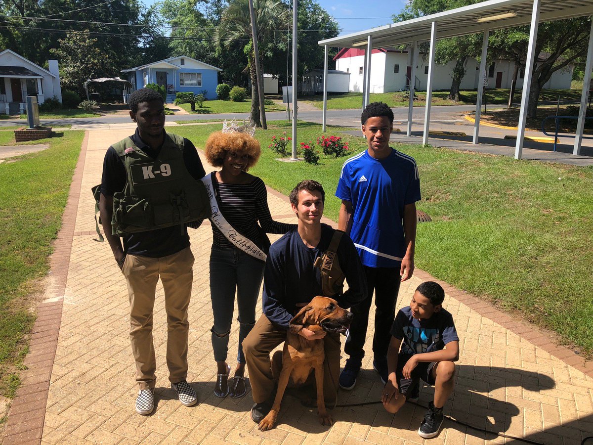 scentevidencek9's tweet photo. SEK9 had a great time teaching child safety to kids attending the Tallahassee Chapter of 100 Black Men "Mentoring Over A Lifetime" session Sat. at Griffin Middle School. 25 kids received free Child Safety Kits thanks to Tally President, Eric Friall. #100BlackMen #ChildSafetyKit https://t.co/Bu4fNjG5B9