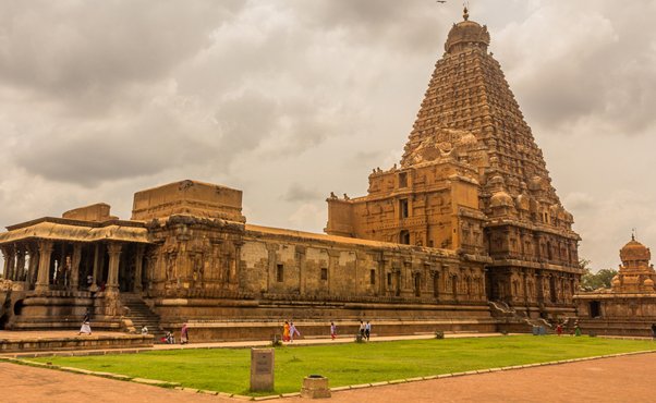  #GreatestIndianHeritageTemples  #ReclaimTemples 3)  #BrihadeeshwaraTempleTanjore constructed in 1010 CE located in Thanjavur (Tanjore -Tamil Nadu) : It is one of the largest temples in India approximately 130 thousand tons of Granite was used in its construction...