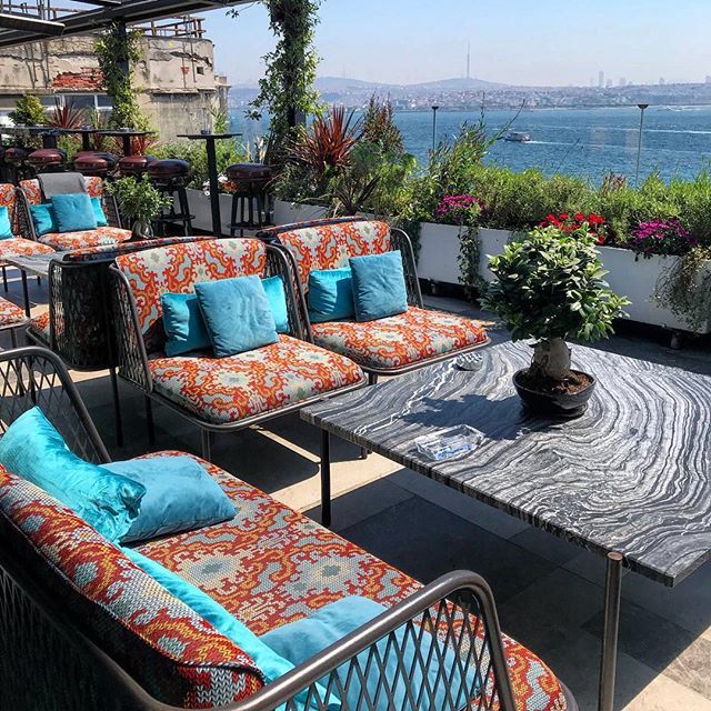 Delicious food and an uber cool rooftop with stunning views of the Bosphorus ~ I love this place! @murverkarakoy 🌿#murverkarakoy#murveristanbul#murverrestaurant#karakoy#istanbul#tukey#turkiye#bosphorus#bosphorusviews#istanbulviews#istanbulrooftops#fo… ift.tt/2r7lZZq