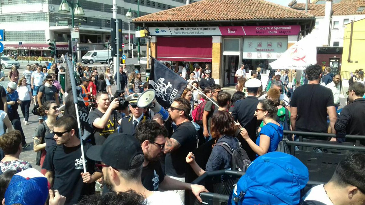 TommasoCacciari's tweet photo. Smontiamo tornelli per costruire città.
#Venezia È una Città. E resiste. https://t.co/pqIewoItVE