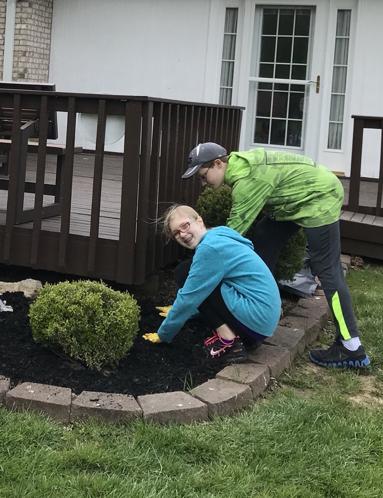 EdgeTeenCenter's tweet photo. We served w/ these AMAZING 23 teens from @HopewellPride &amp; @EAST_HAWKS through the @westchestertwp RASKALS program. The teens were able show so much pride they have for their community by helping clean up senior citizen’s yards. 
#LakotaBranchesOut
#EDGEteens https://t.co/iPjOr7O9Y6