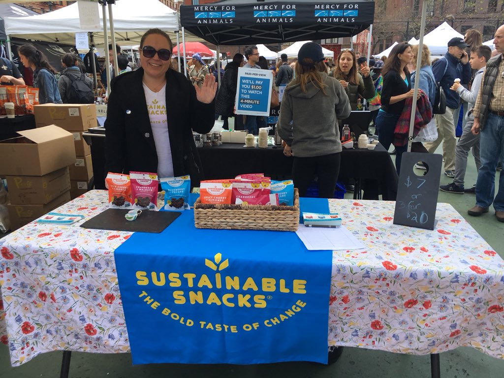 HelenRosenthal's tweet photo. Vegan heaven @Bronxholistic @sussnacks @@pnuffcrunch today @GrandBazaarNYC @r_atcheson @FCabreraNY https://t.co/lwHCRF1Bri
