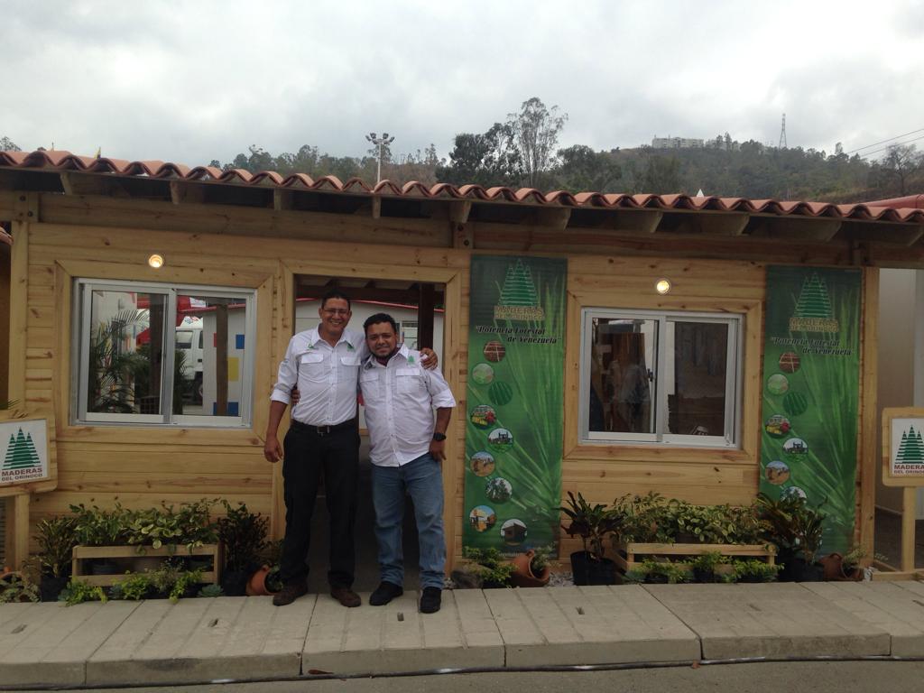 MdelOrinoco's tweet photo. Personal de Gcia de Industrialización  todo su potencial a @ExpoVzla mostrando bondades de la madera para #GMVV #MotorConstrucción https://t.co/7wrvD2rDzj